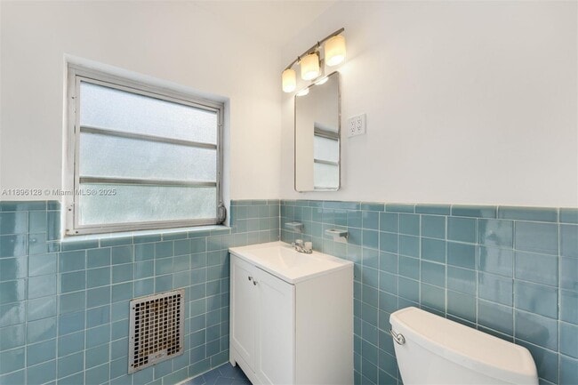 Building Photo - 520 W 51st Terrace
