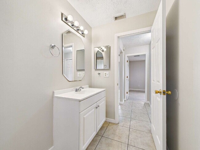 Building Photo - Single-Family Home in Fort Myers | 3 Beds,...