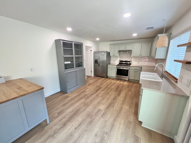 Building Photo - Beautiful 4BD and 2.5BA home in South Aust...