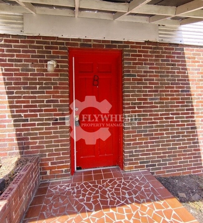 Building Photo - 910 S Crest Rd