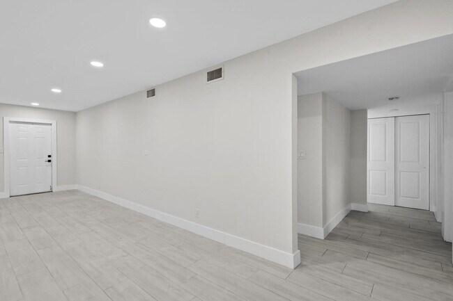 Building Photo - 1339 Ave