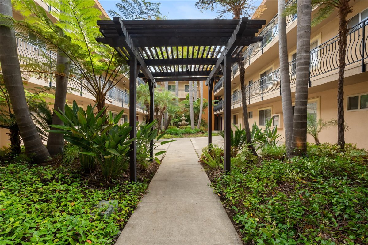 Building Photo - 7555 Linda Vista Rd