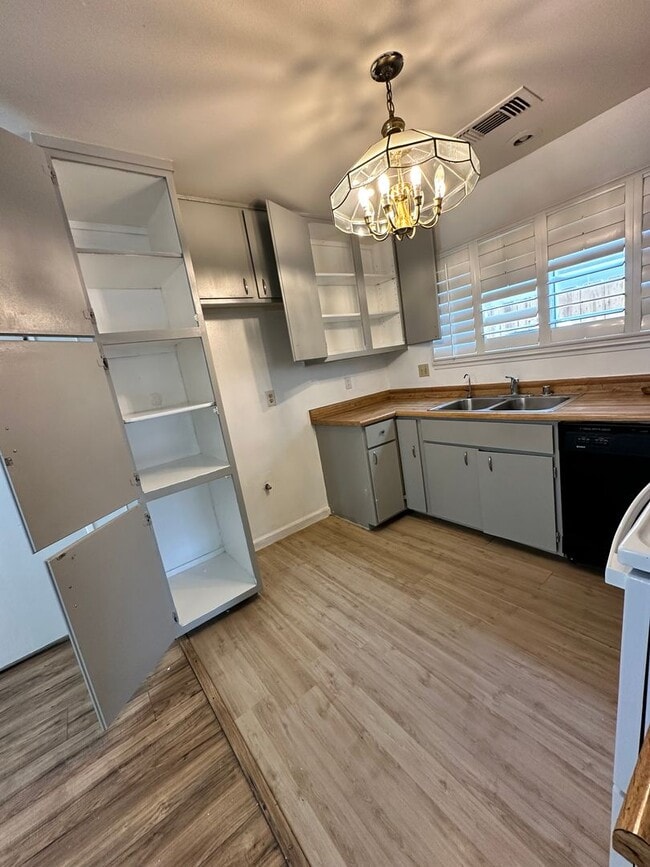 Building Photo - 1359 Dove St