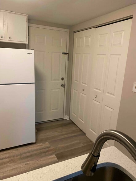 Building Photo - 6850 Blue Heron Blvd