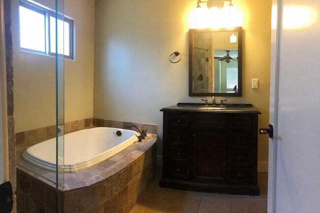 Building Photo - Charming Hillcrest Home with Private Yard in an Unbeatable Location