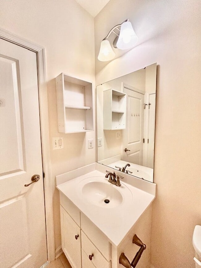 Building Photo - Welcome to the desirable Howard Square