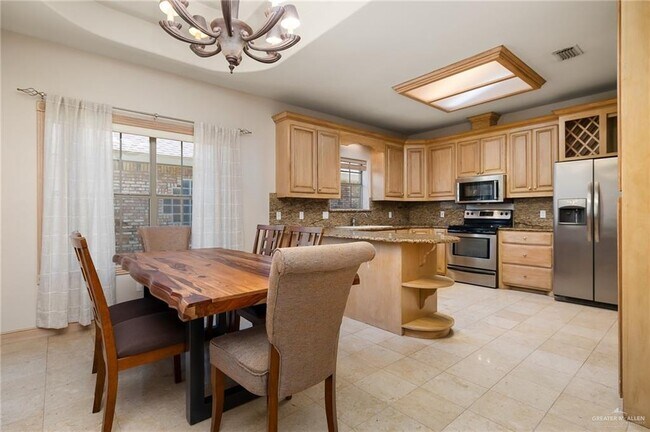 Building Photo - 27 N "E" St