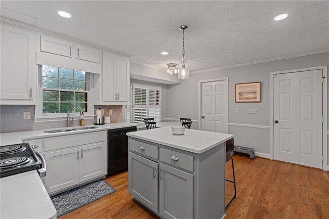 Building Photo - 766 Chesterfield Dr