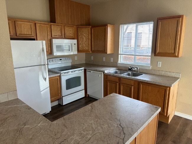 Building Photo - Upper Level 2 Bed 2 bath Apartment