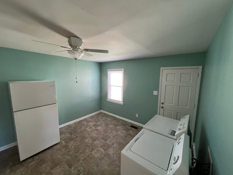 Dining area in Kitchen - 602 Warren St