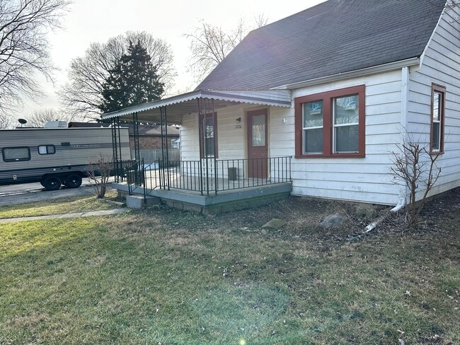 Building Photo - 2726 S Lyons Ave
