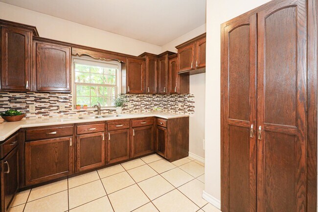 Building Photo - 402 Cayman Ct