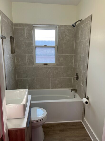 Building Photo - 623 W 40th St