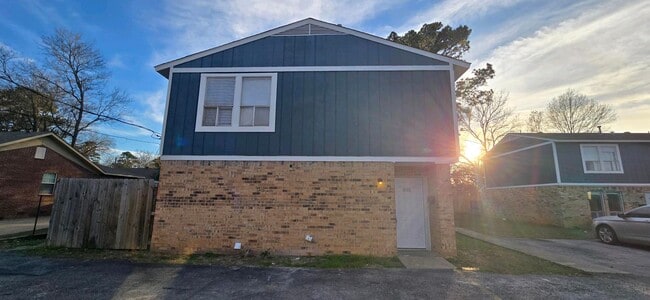Building Photo - AVAILABLE NOW! 2 Bed / 1.5 Bath Townhome in Longview!