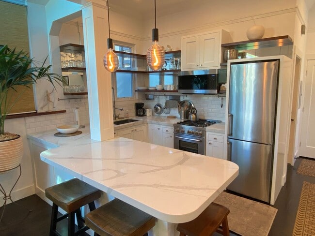 Building Photo - Exquisite top floor 1BD. Fully furnished a...