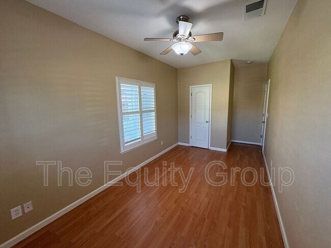 Building Photo - 6227 W Oak Ave