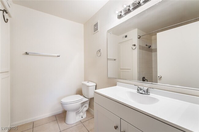 Building Photo - 950 Seven Hills Dr