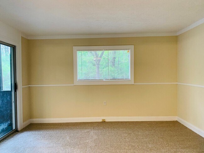 Building Photo - Wow, great location, newly renovated, 4 beds/2 bath, private fenced yard, sun room/office, must see!