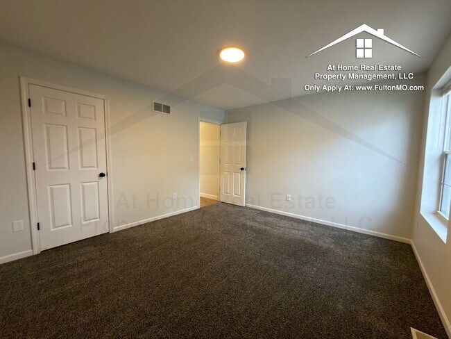 Building Photo - Greystone Court Duplex 1011-1013