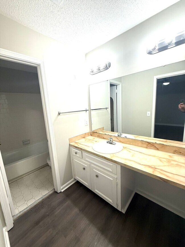 Building Photo - ** 4 bed 2 bath located in Woodmere Park *...