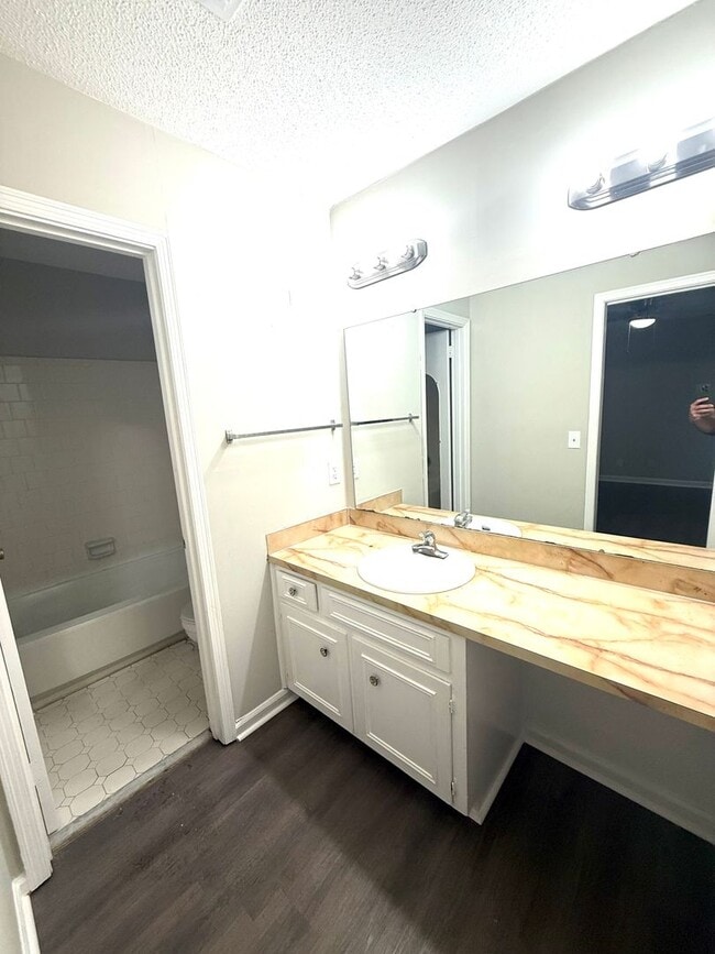 Building Photo - ** 4 bed 2 bath located in Woodmere Park ** Call 334-366-9198 to schedule a self showing