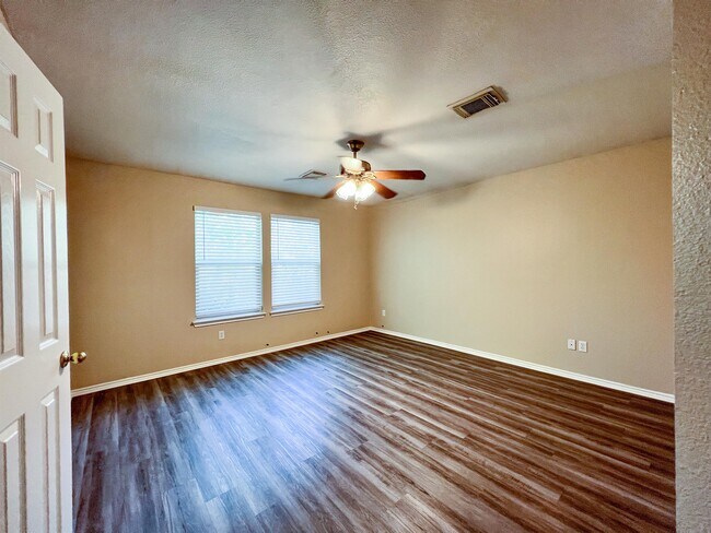 Building Photo - 1632 Sunnycrest Cir