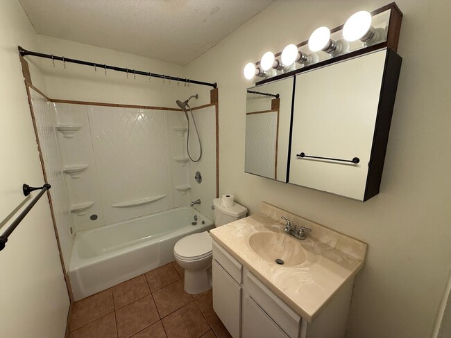 Building Photo - Updated Townhome in Coon Rapids!!  3bed/2bath