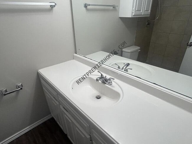 Building Photo - 900 S 27th St