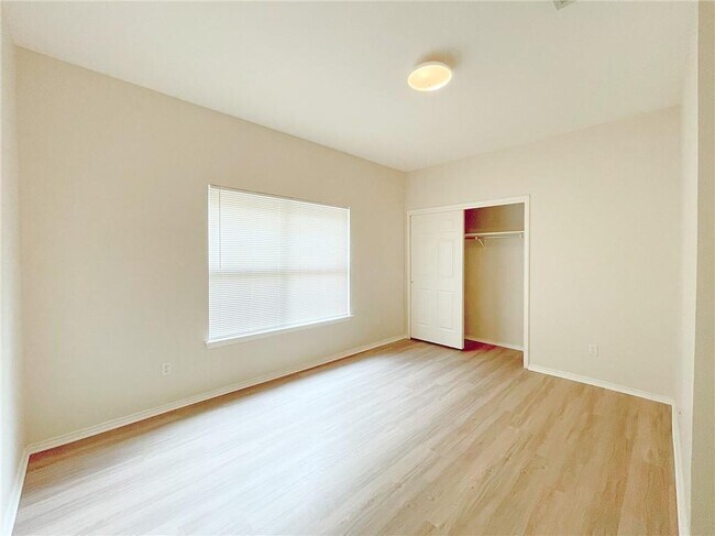 Building Photo - 2211 Little Tree Bend