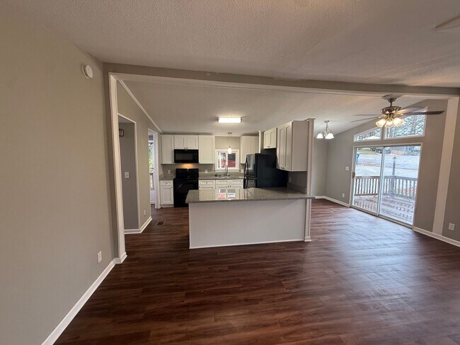 Building Photo - **Renovated**2 bed 2 bath home