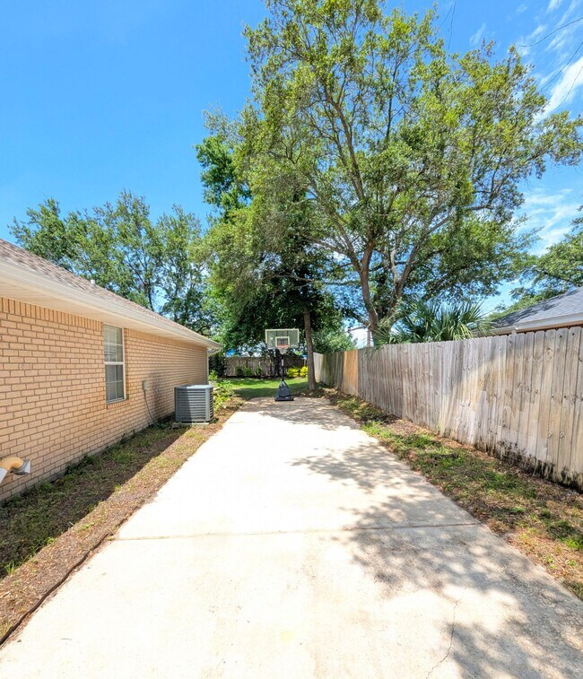 Building Photo - 9332 Vandivere Dr