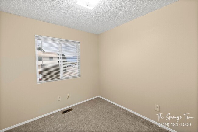 Building Photo - CHARMING 3BD/1.5BA TOWNHOME - NEW CARPET!