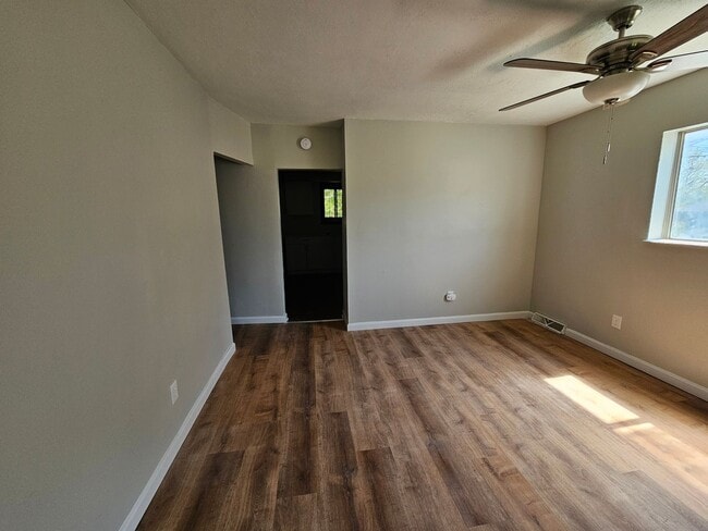 Building Photo - Newly updated 3 bedroom, 1 bath apartment ...