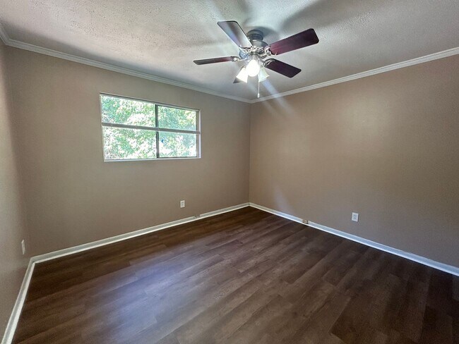 Building Photo - Spacious Town Home