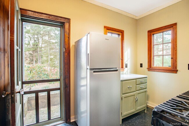 Building Photo - 11 Locust Dr