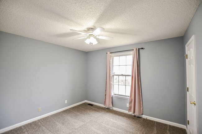 Building Photo - Pet Friendly Ranch!