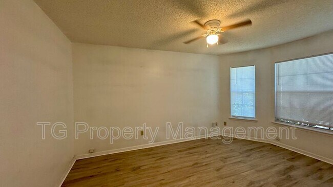 Building Photo - 3696 Barbizon Cir N