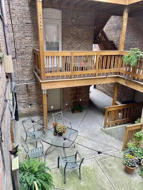 Shared Patio - 6040 N Kenmore Ave