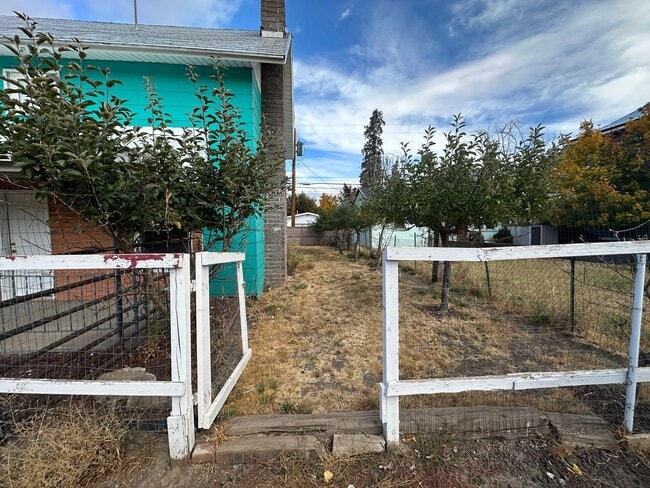 Building Photo - Beautifully renovated 3bedroom/2 bath house. 1/2 off 1st month's rent!