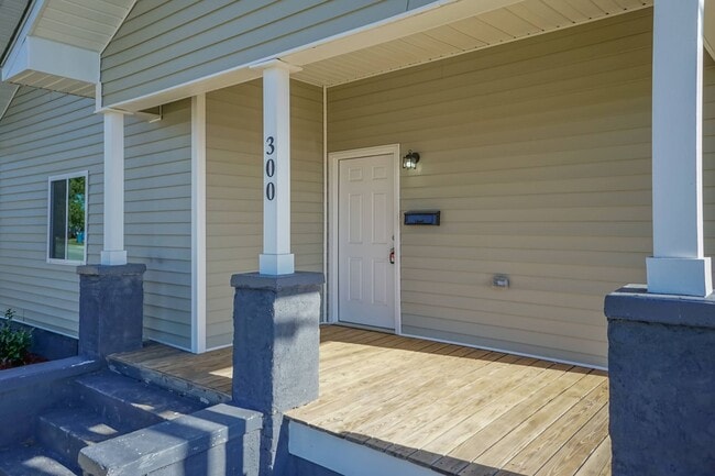 Building Photo - Amazing Three Bedroom Home!