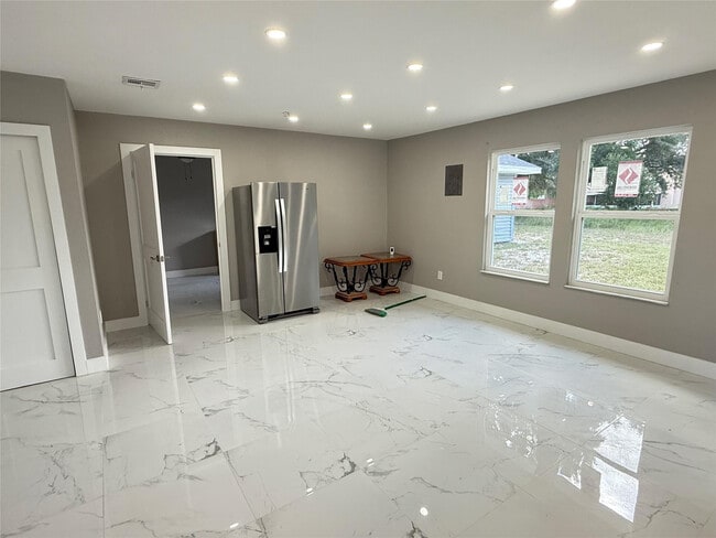 Building Photo - 603 N Sunset Ave