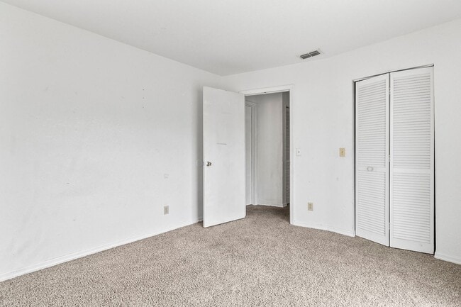 Building Photo - Annual ** 4 Bed / 3 Bath Single Family Hom...