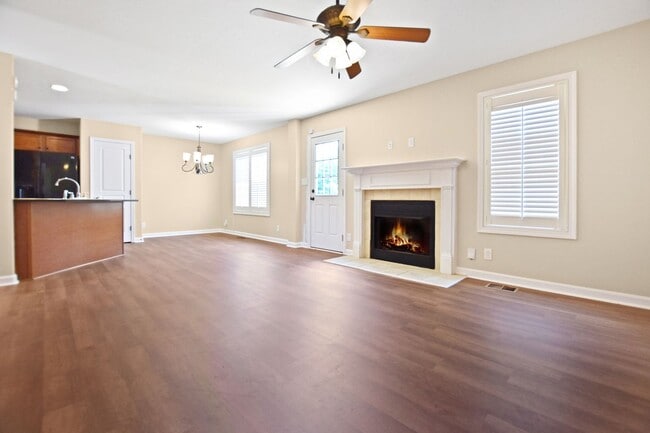 Building Photo - Pet Friendly Three Bedroom!