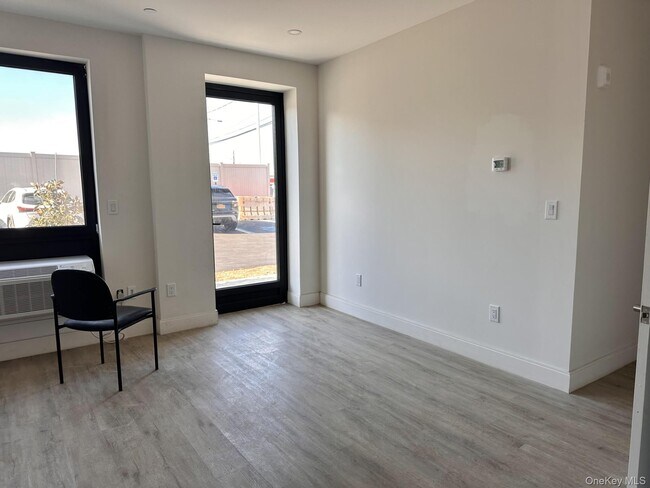 Building Photo - 362 W Merrick Rd