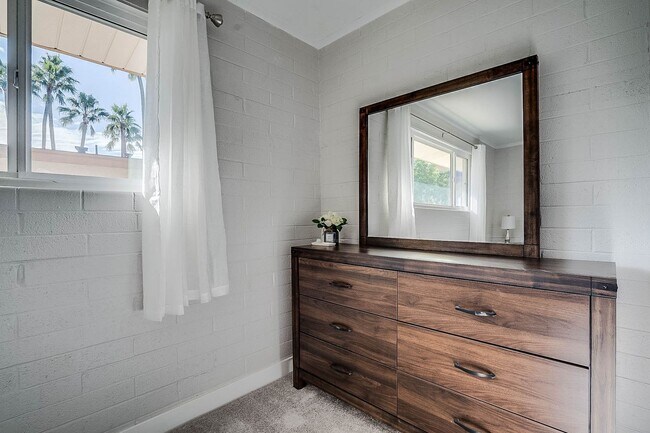 Building Photo - Prime Location - 2-bedroom, 1.5-bath townhome in Central Scottsdale!