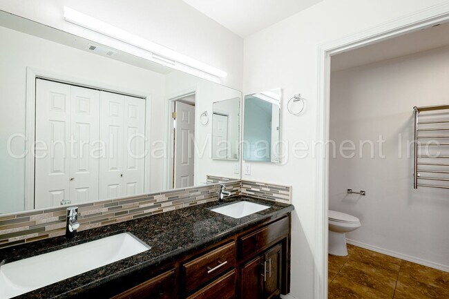 Building Photo - 4 Bedroom/2 Bath Home with a Pool and Sola...