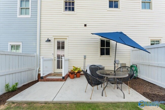 Building Photo - 38 Pine St