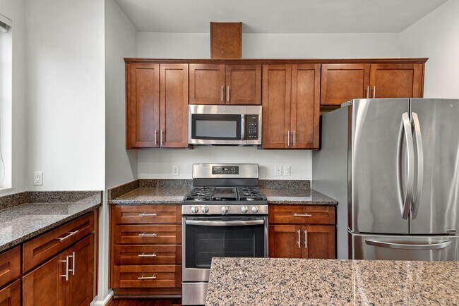 Building Photo - Spaciously Modern Tri Level Townhome for Rent in North Everett