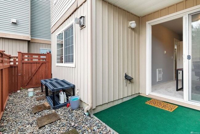 Building Photo - Renton/Talbot area Townhome in gated community!  3 bedroom 3.5 bathroom. Available NOW!!