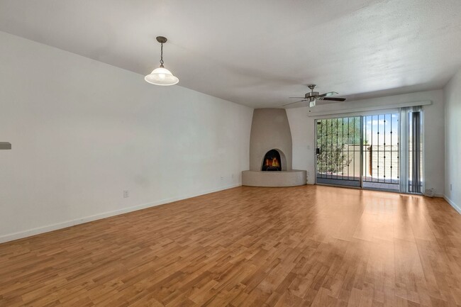 Building Photo - East-2 bedroom/ 2 bathroom townhome